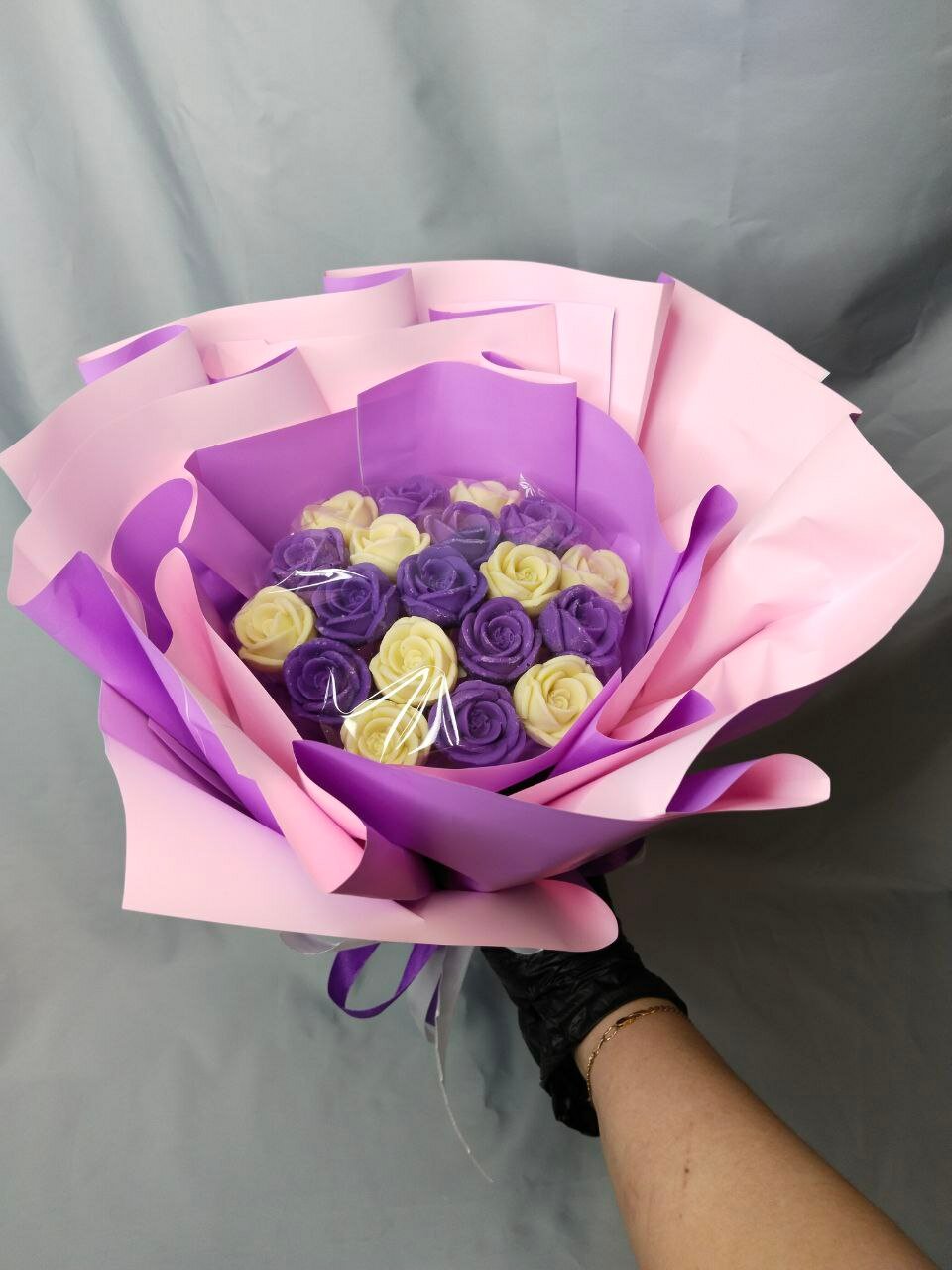 Букет из 19 шоколадных роз коллекция "Весна" Белые , лавандовые , сиреневые