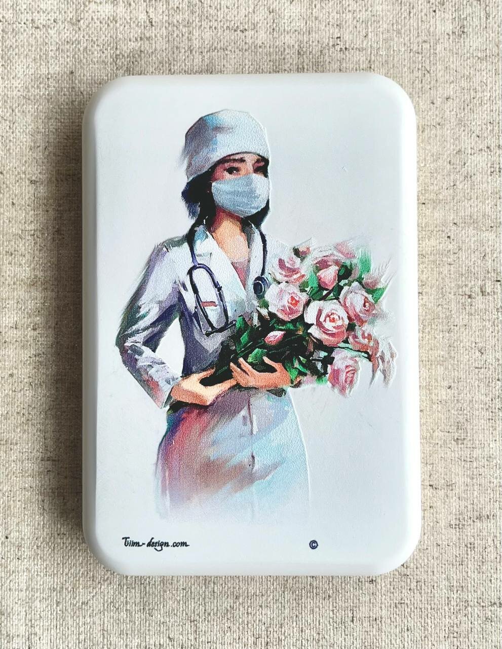 Подарок сувенир женщине врачу, медсестре, медику - внешний беспроводной магнитный аккумулятор (паувербанк) для I Phone с принтом "Врач" (женщина врач с цветами).