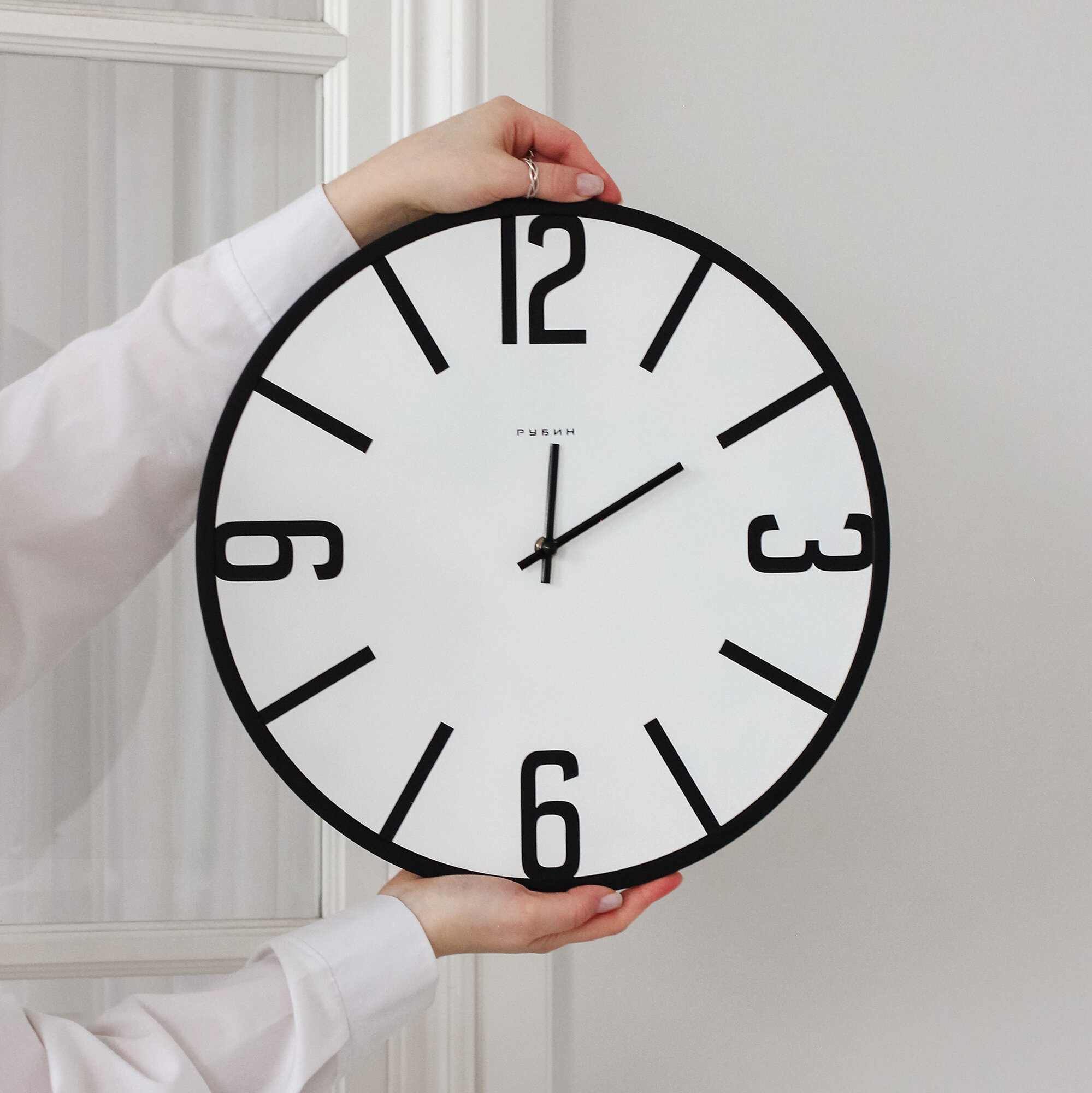 фото Часы настенные из металла d-40 см, открытая стрелка, корпус белый+черный мдф "Моменты"