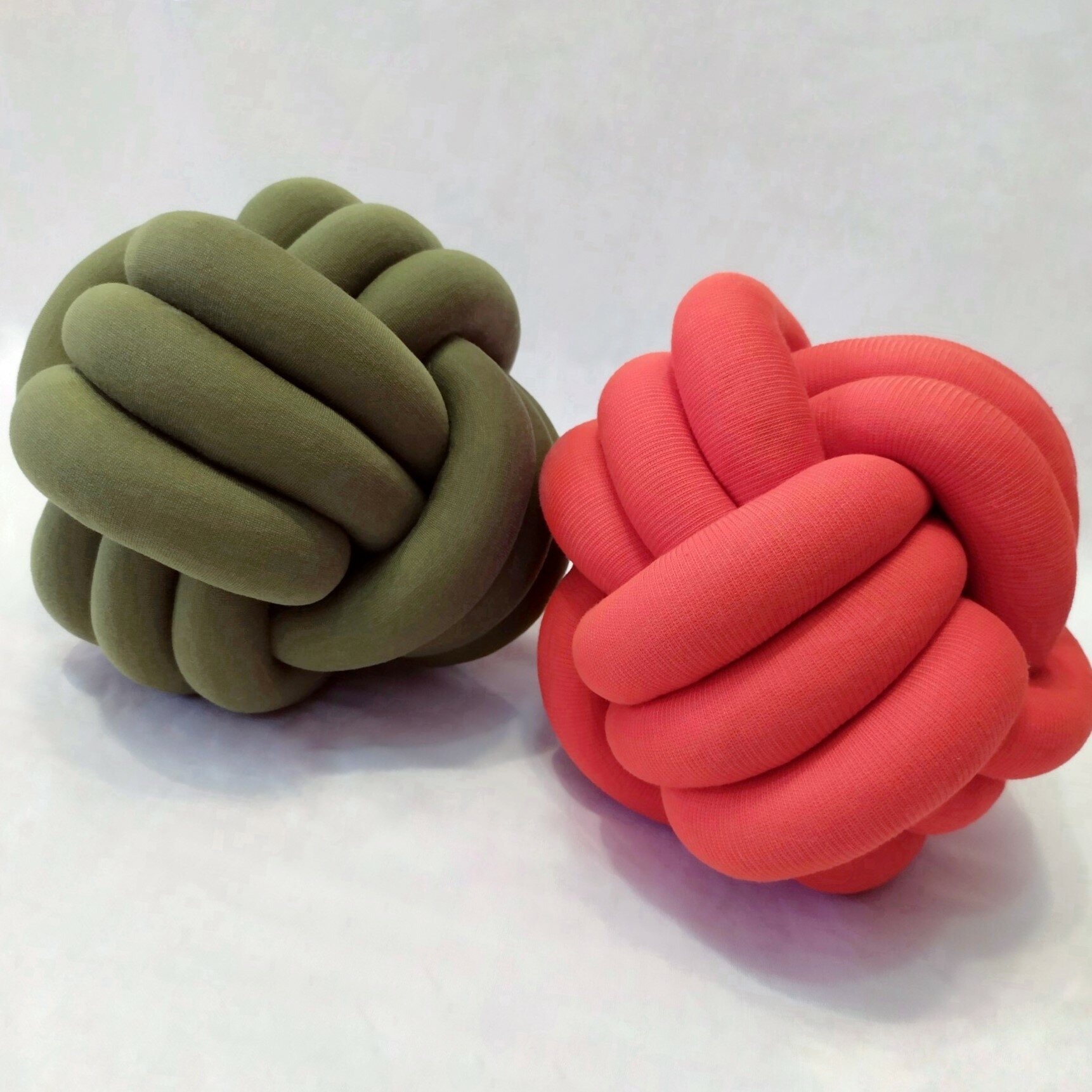 Подушка декоративная 20х20 оливкового цвета. Интерьерная подушка узел на диван шар (П0012)