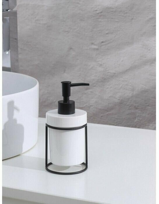 Дозатор для жидкого мыла на подставке Доляна 'Геометрика' 250 мл цвет черный