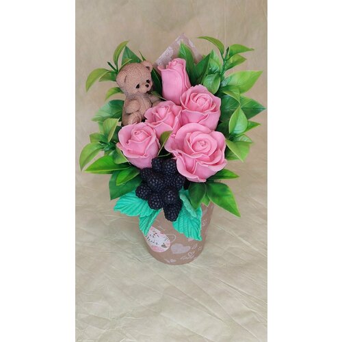 Букет из сувенирного мыла ручной работы Мишка с розами и ежевикой /подарок женщине, девушке / подарок на день рождения сувенирный набор мыла ручной работы мишка с розами
