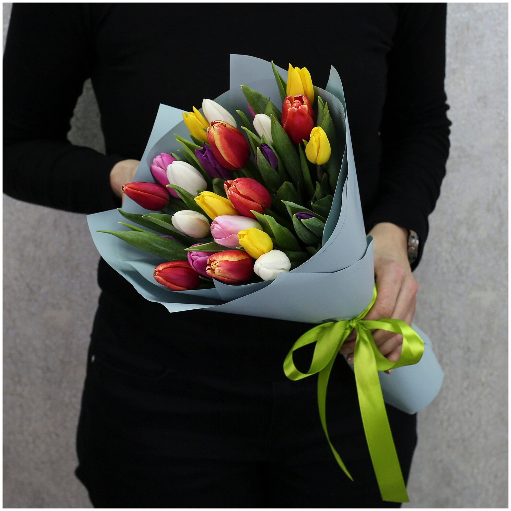 Цветы живые букет из 25 тюльпанов микс в дизайнерской упаковке