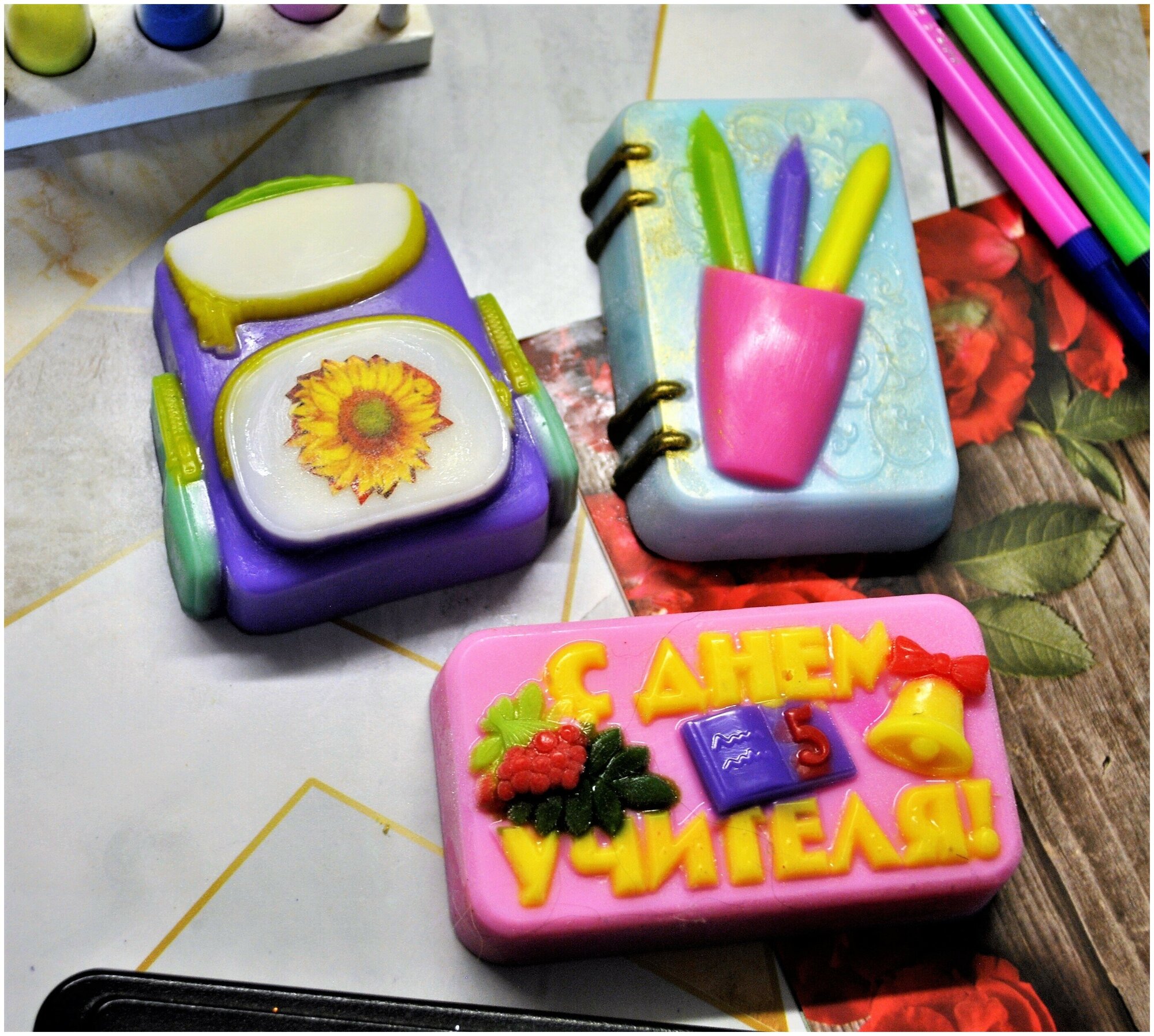 Набор пластиковых форм для мыловарения к школе, к 1 сентября-" Блокнот с карандашами, Рюкзак школьный и С Днем учителя"- 3 шт.