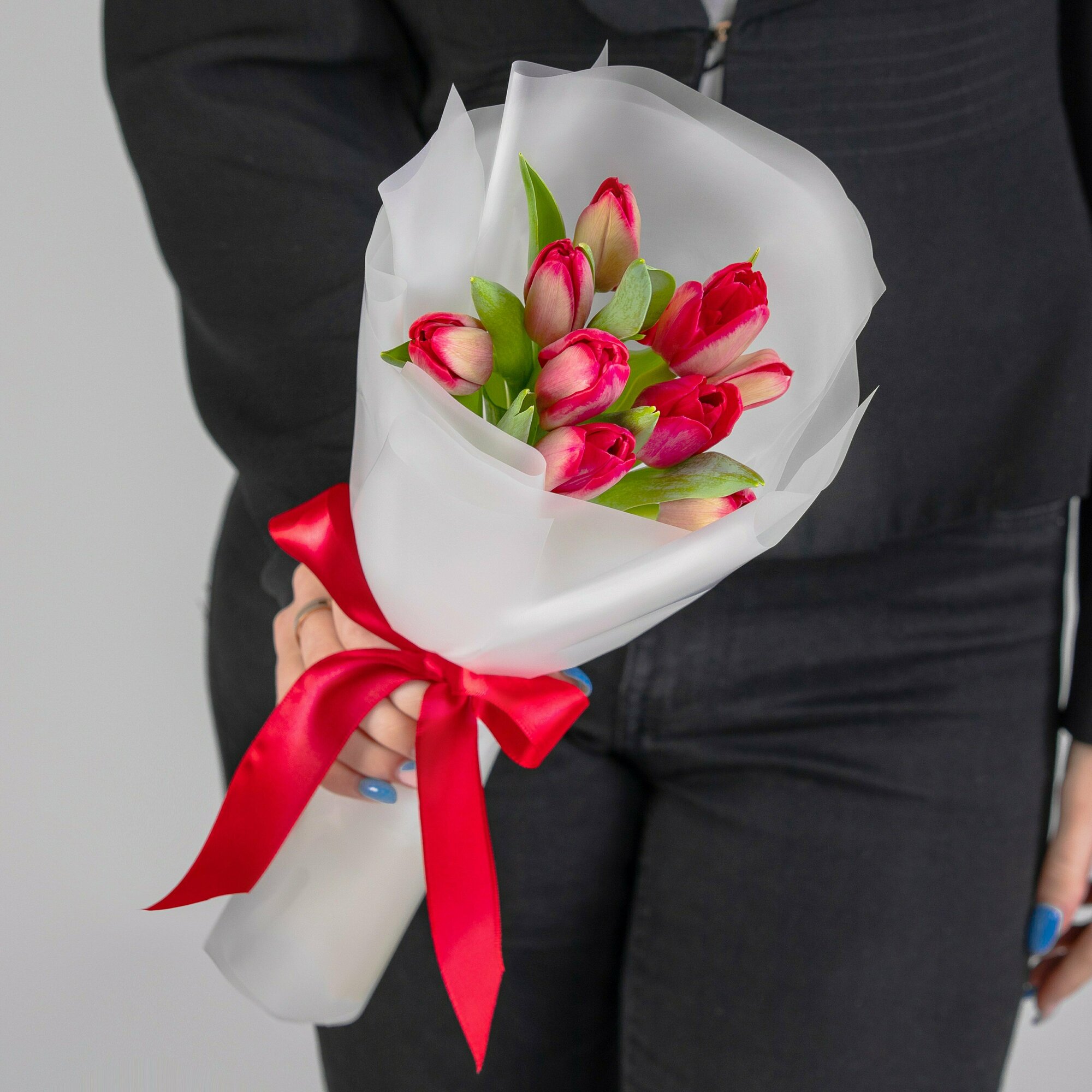 Букет Мегацвет24 тюльпаны красные 9 штук дизайнерская упаковка