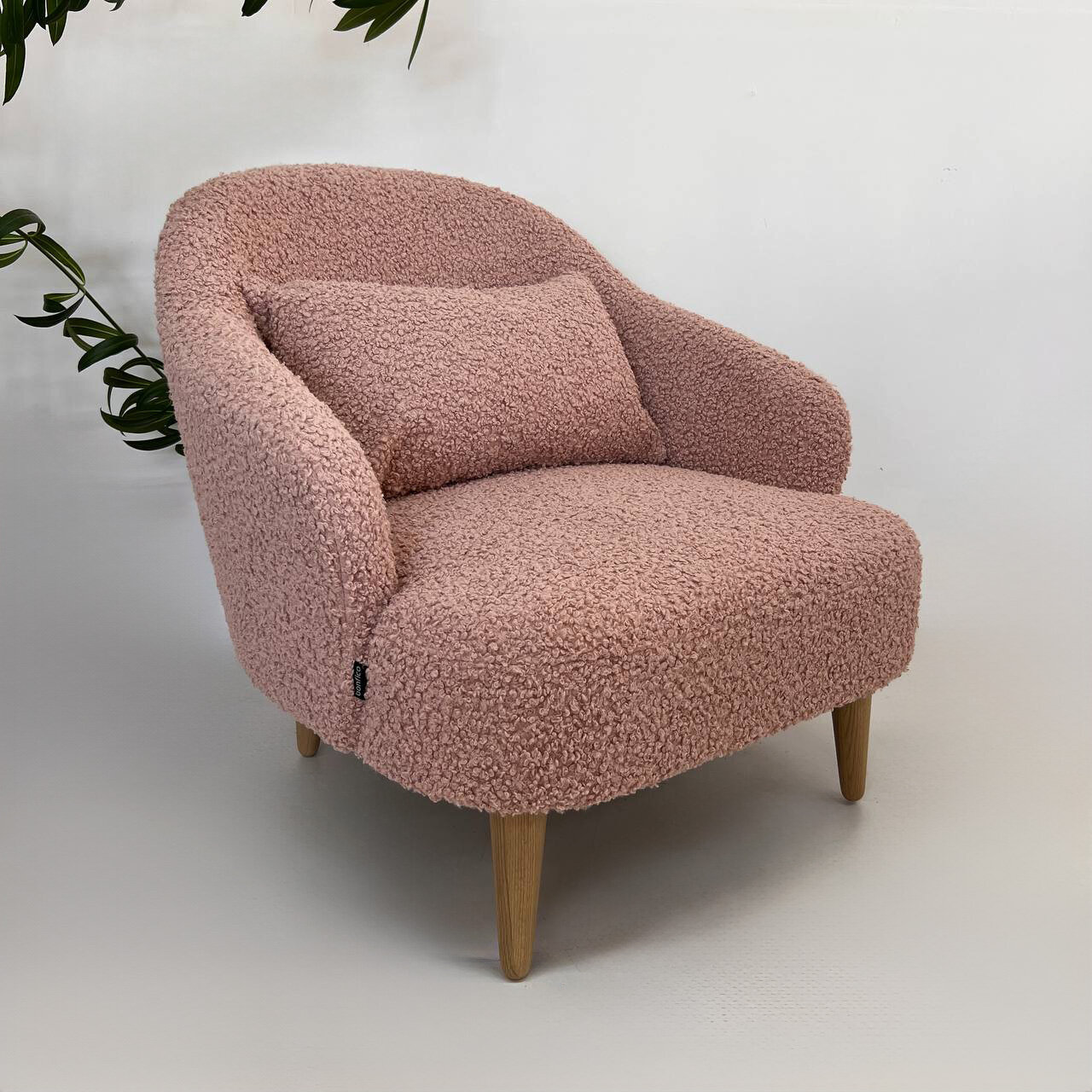 Кресло "Унно" розовый барашек , опоры из массива дуба
