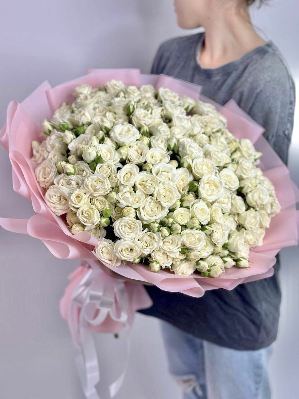 Нежный букет из кустовой пионовидной ароматной розы от FlowersGo