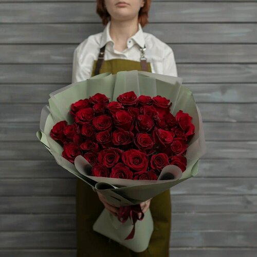 Изображение товара Букет живых цветов из 35 красных роз в упаковке Эквадор 60 см