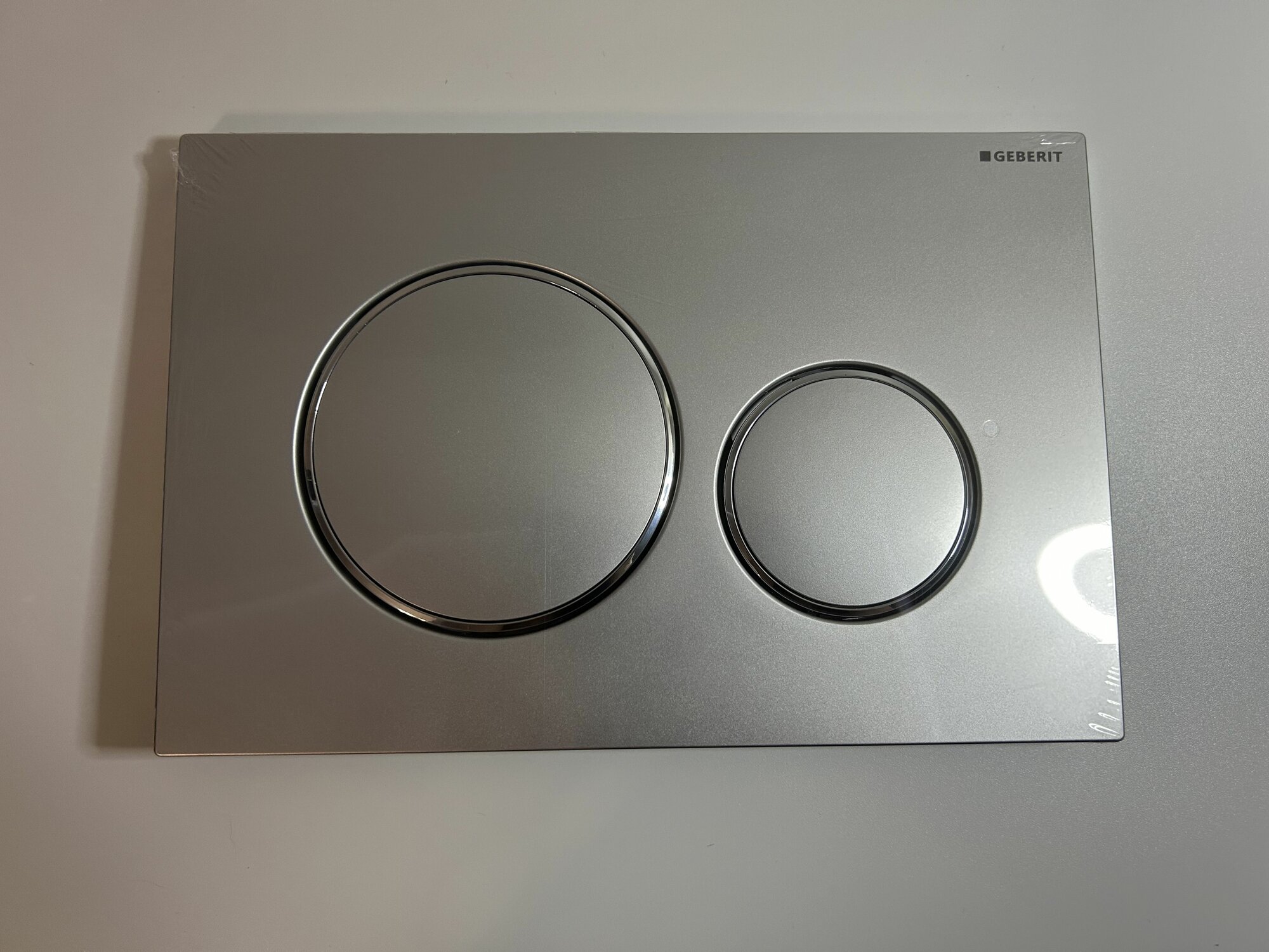 Смывная клавиша Geberit Sigma 20 115.882. JQ.1 хром матовый, кольца хром глянец (не оставляет отпечатков пальцев) — фото 1