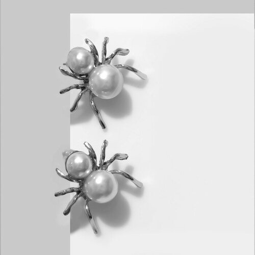 Серьги , пластик, белый миниатюрный янтарный кулон в серебре