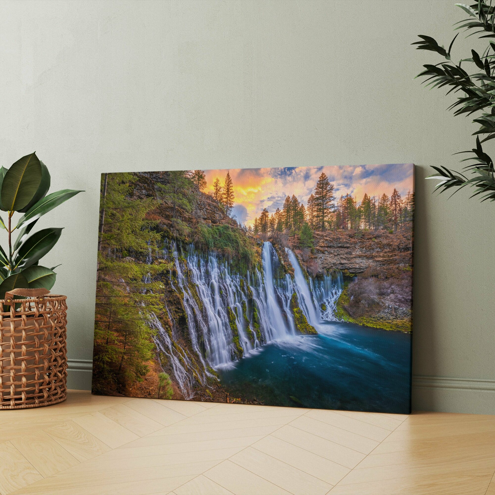 Картина на холсте "Большой водопад, по сторонам которого стекает вода" 40x60 см. Интерьерная, на стену.