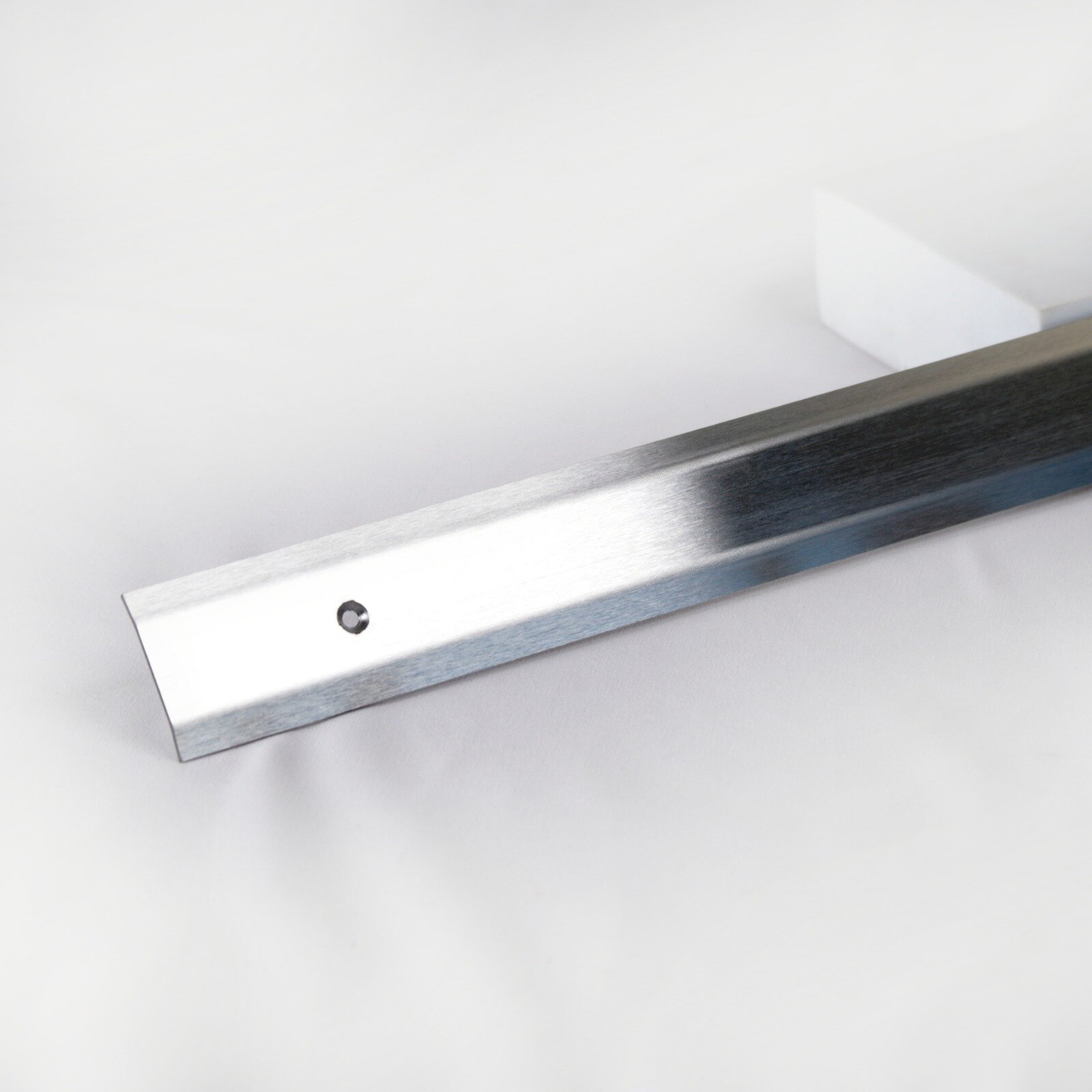 Порог из нержавеющей стали плоский шлифованный 40х900 мм PR-1 с отверстиями под саморезы