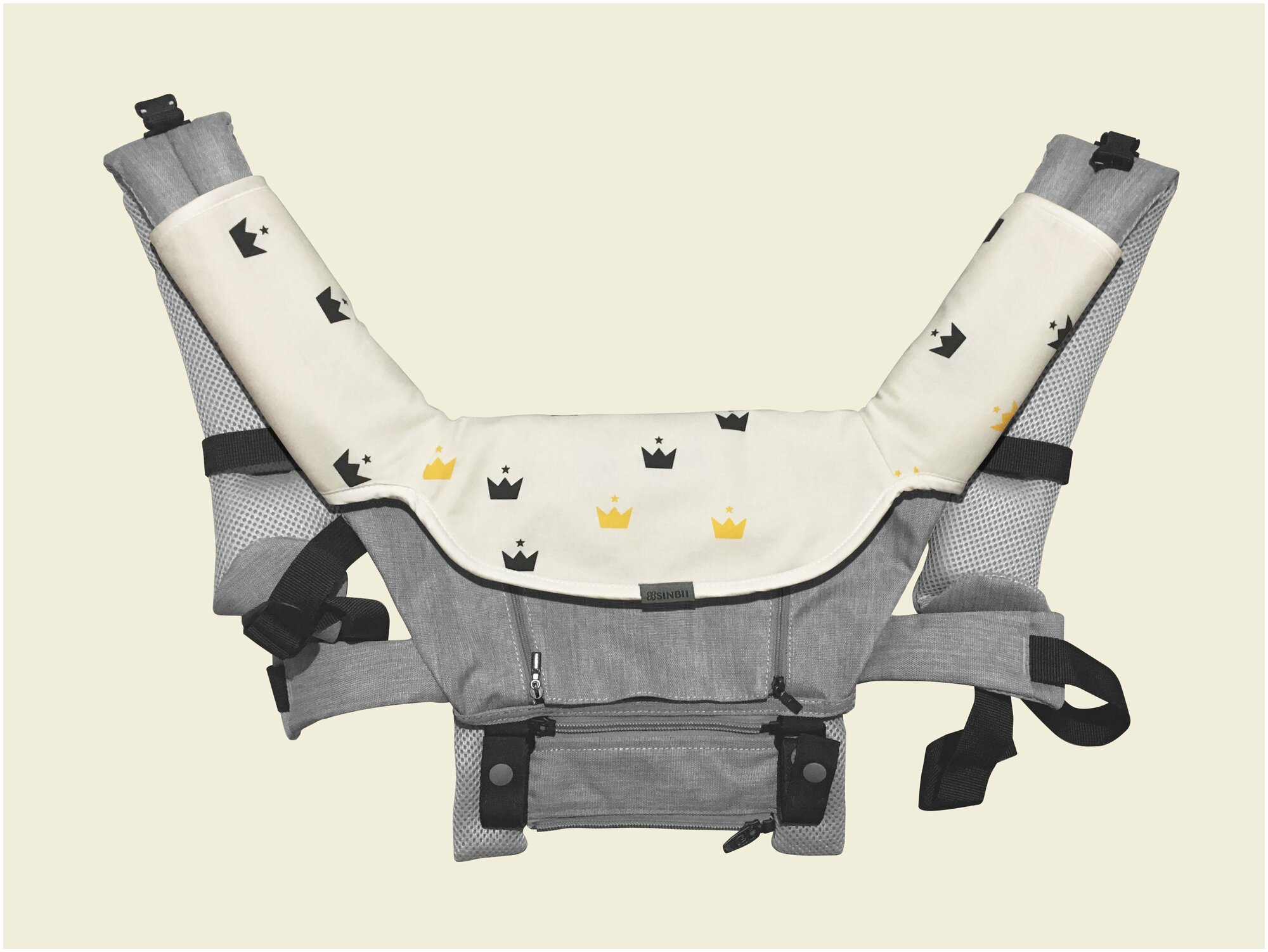 Накладка (нагрудник) Sinbii для обсасывания на лямки и воротничок эргорюкзака, хипсита. Короны на белом фоне