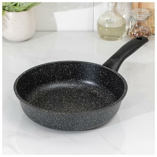 Сковорода Доляна Элит d 22 см антипригарное покрытие пластиковая ручка цвет чёрный 2316₽