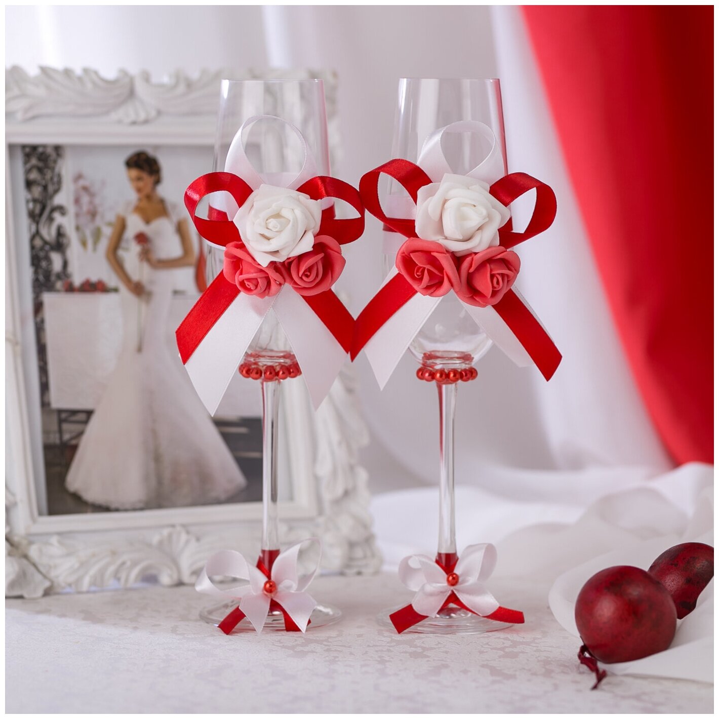 Свадебные бокалы для молодоженов "Красный стиль" с латексными розами и атласными лентами в алых и белых тонах ручной работы
