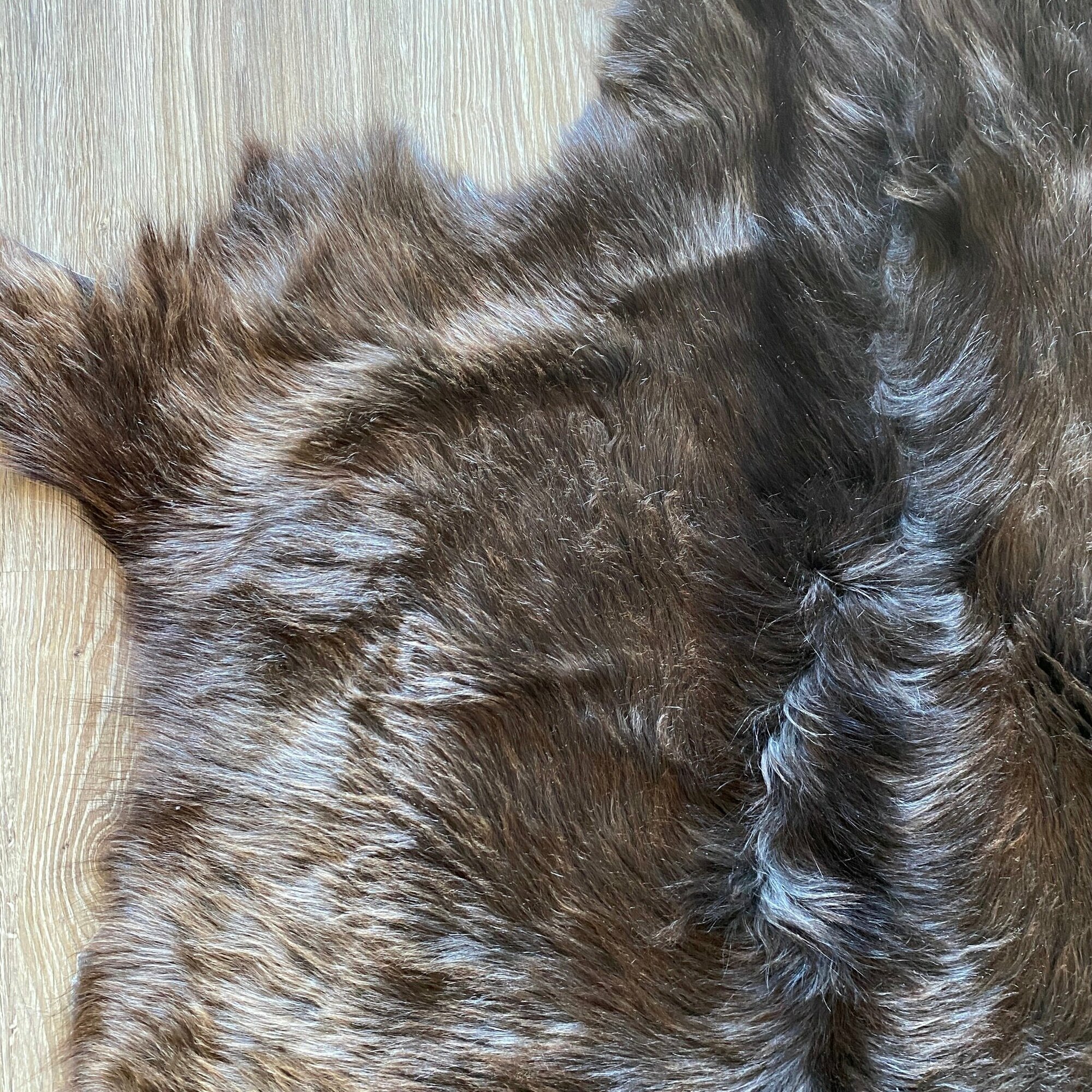 Шкура коврик меховой прикроватный пуховая коза 104х76 см.