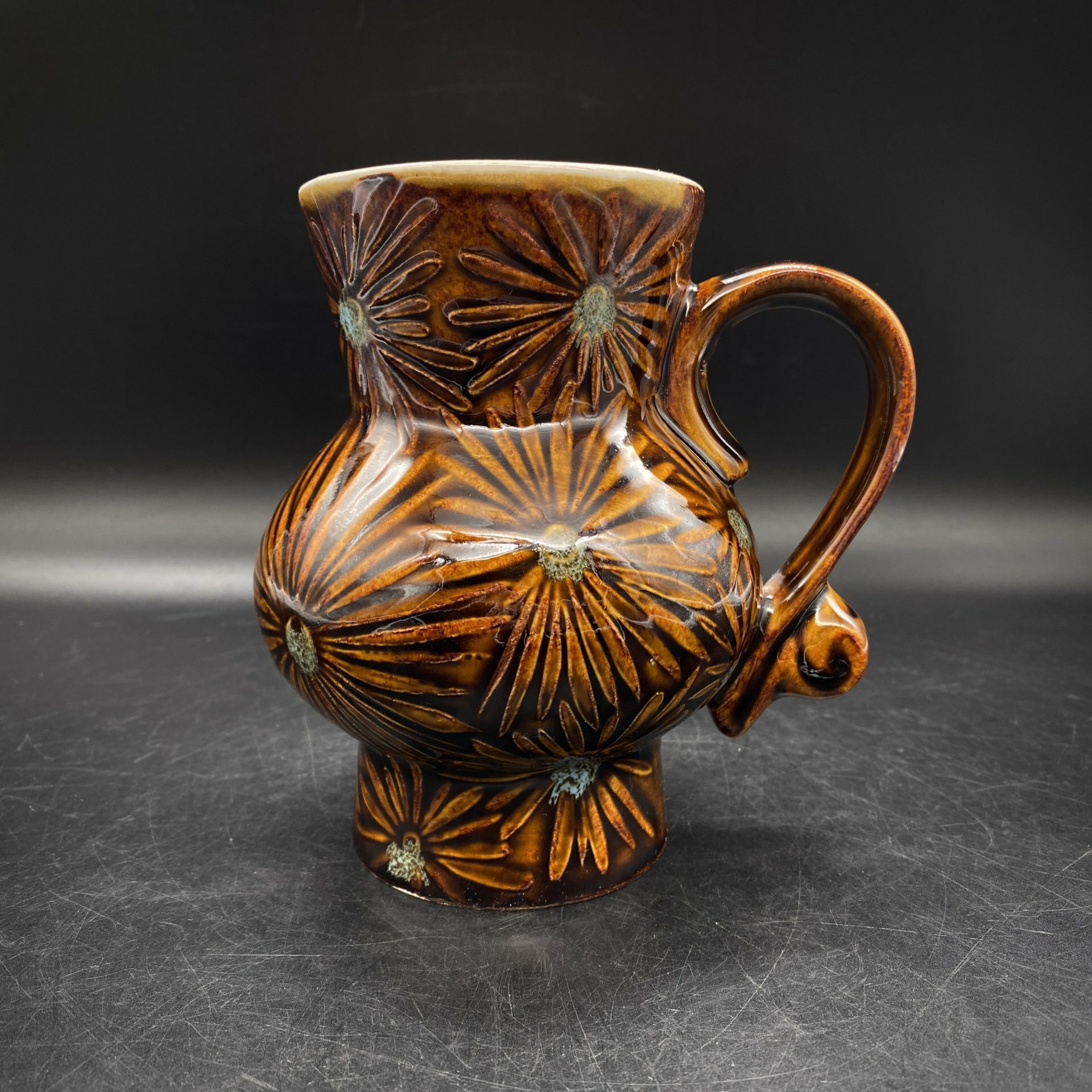 фото Кувшин с цветочным декором, керамика, цветные поливы