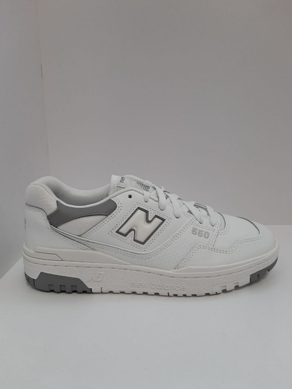 Кроссовки New Balance 550 White Grey Cream, полнота 6 (RU)/ на среднюю стопу, размер 36, серый, белый