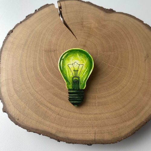 фото Значок создашева анна брошь зеленая лампа ручной работы / значок из деревянный лампочка, серый, зеленый