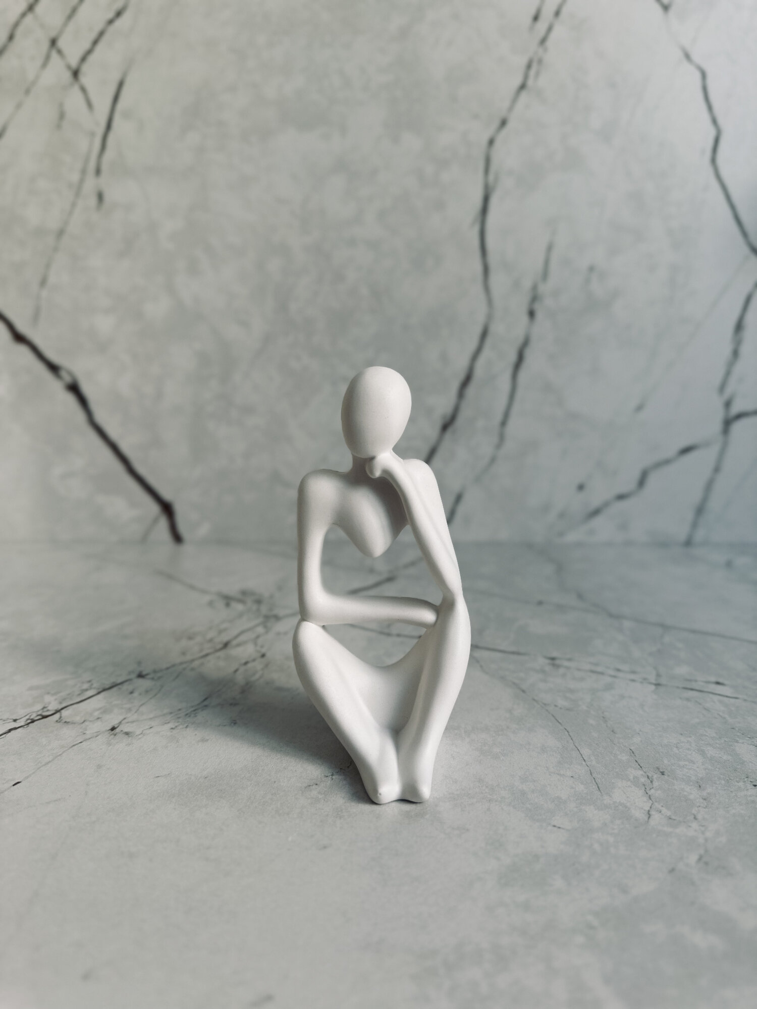фото Статуэтка для интерьера из гипса белая- 1шт, "Задумчивость", сувенир, фигурка человека, украшение для дома, декор интерьера