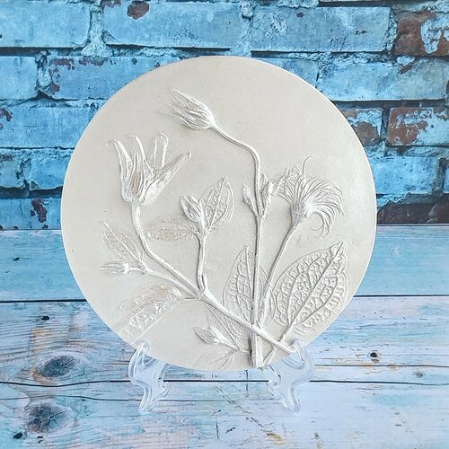 Ботанический барельеф из гипса 