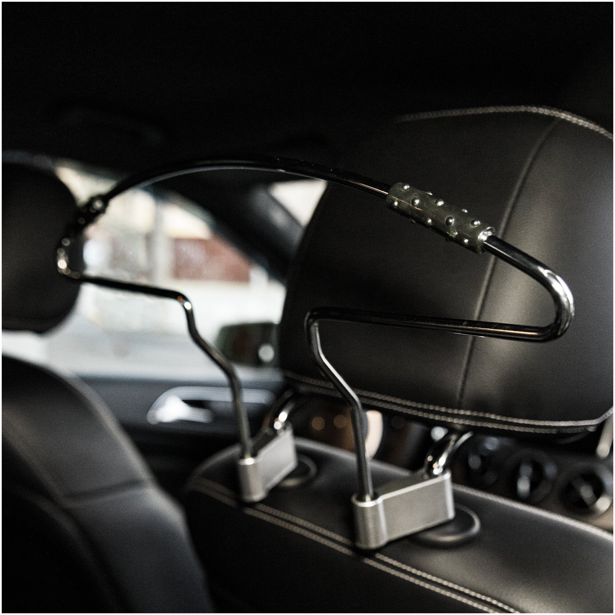 Вешалка автомобильная AVS на подголовник для одежды в машину Универсальные стальные плечики с полиуретановыми вставками для авто
