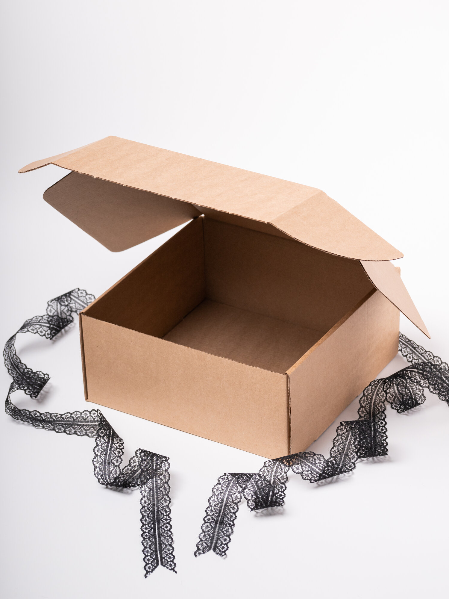 Подарочная коробка, бежевая, самосборная, крафт-картон, 22x22x10 см — фото 1