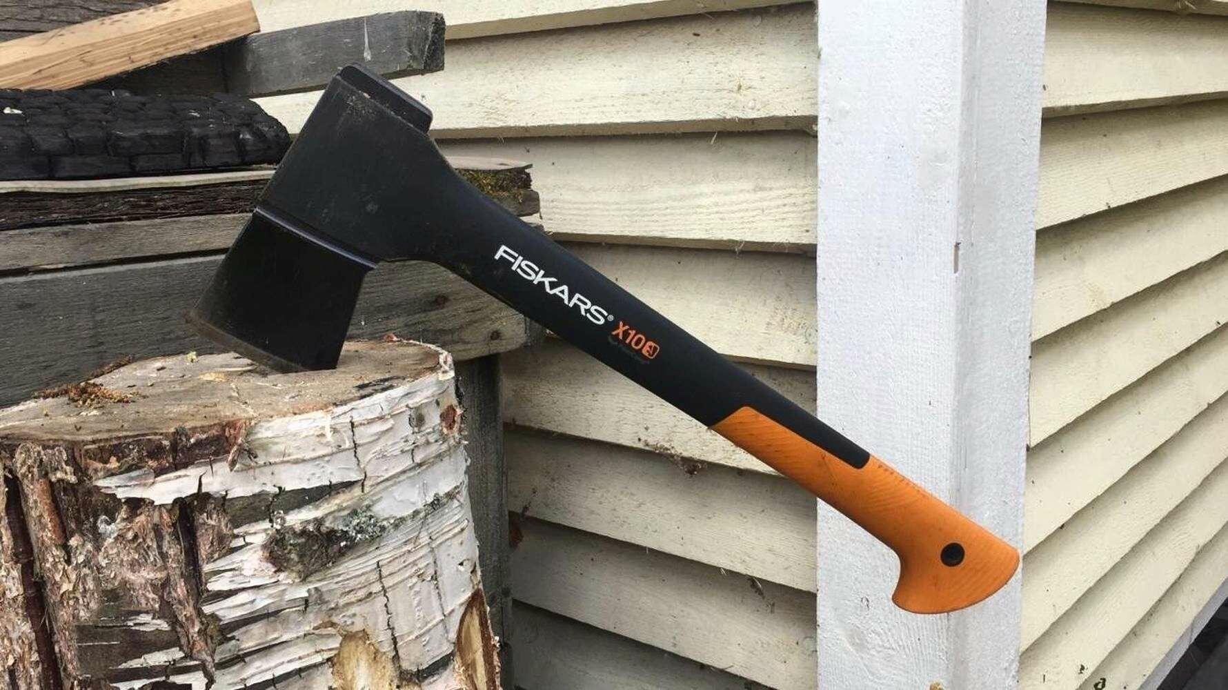 ТОПОР Fiskars X10 - фото №9