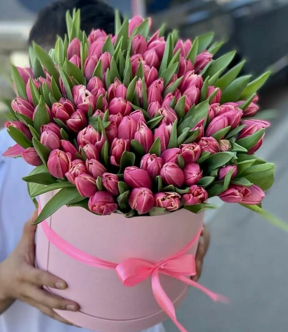 Тюльпаны в коробке "Шляпная" 101 цветок розовые в упаковке с бантиком