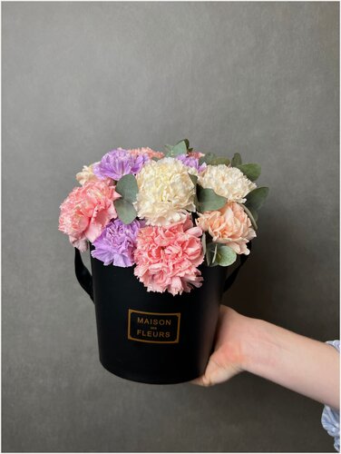 Изображение товара Композиция в коробке Дизайн цветка "MAXI", 11 цветков диантусов, 3 ветви эвкалипта