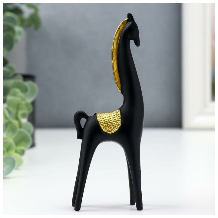 Сувенир полистоун "Чёрный конь с золотой гривой" 15х2