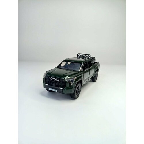 Коллекционная машинка игрушка металлическая Toyota tundra для мальчиков масштабная модель 1:24 зеленый