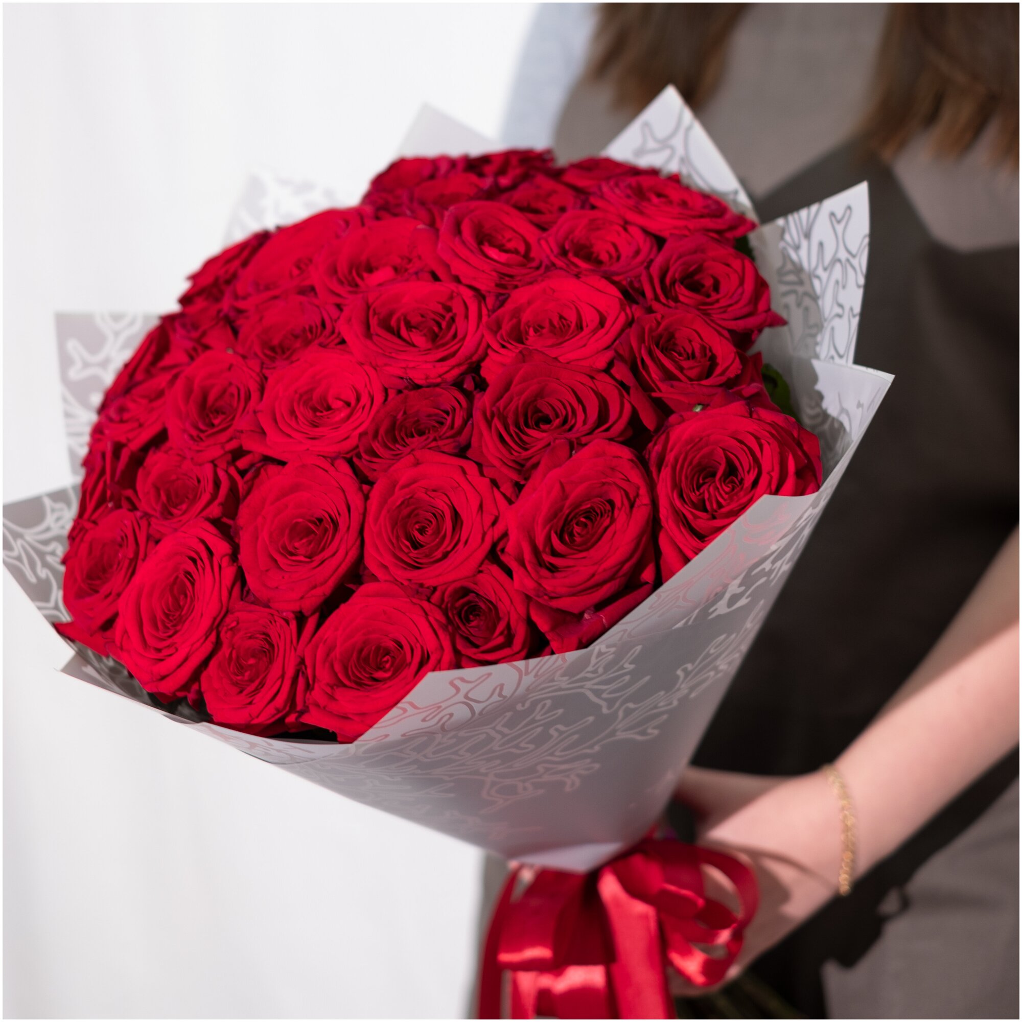 Букет рубиновые украшения из 35 красных роз. Букет AR0157 ALMOND ROSES