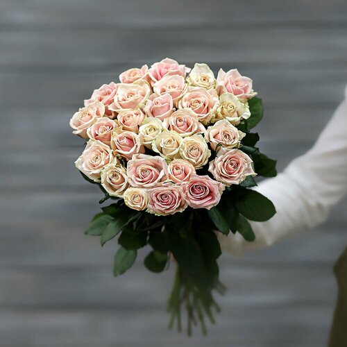Букет из 25 кремово-розовых роз (Россия) с лентой 60 см Д