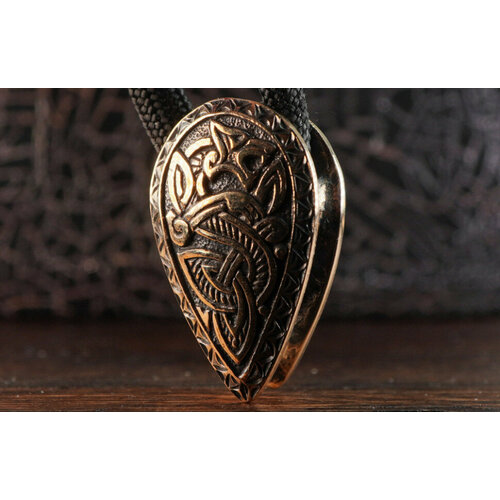 Бусина Щит каплевидный Волк