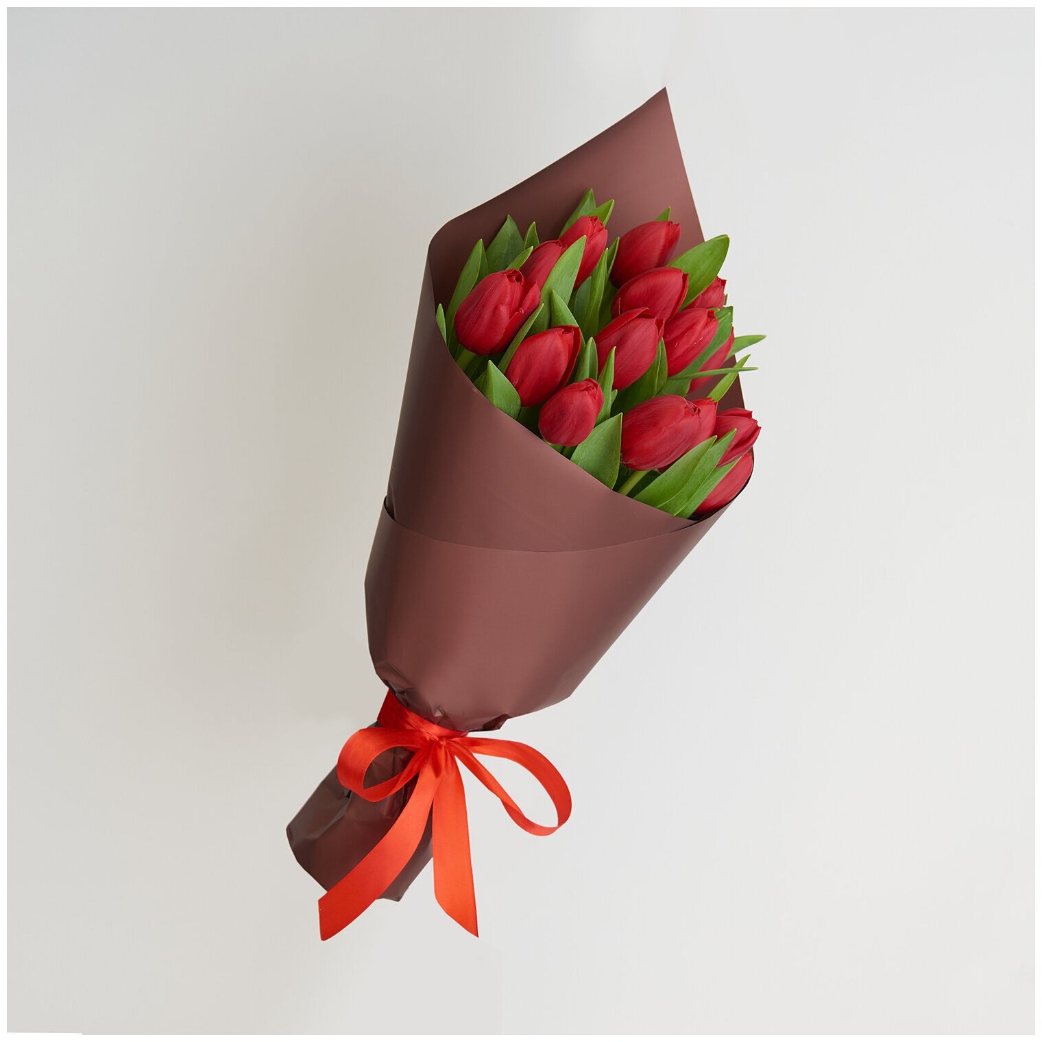 Букет живых цветов из 15 красных тюльпанов Амели