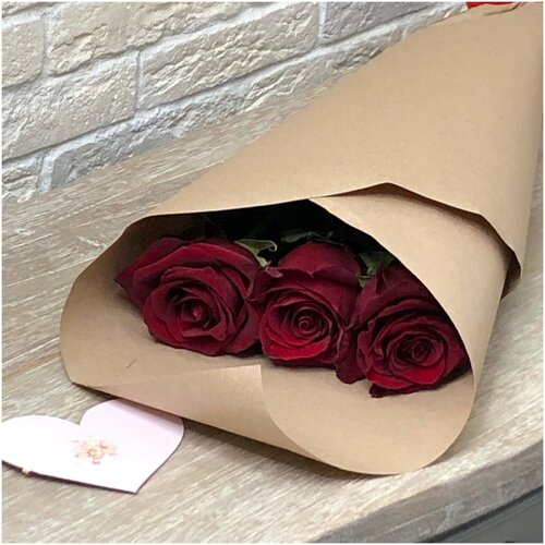 Красные розы 3 штуки сорт Explorerl (70 см) премиального качества в крафтовой бумаге