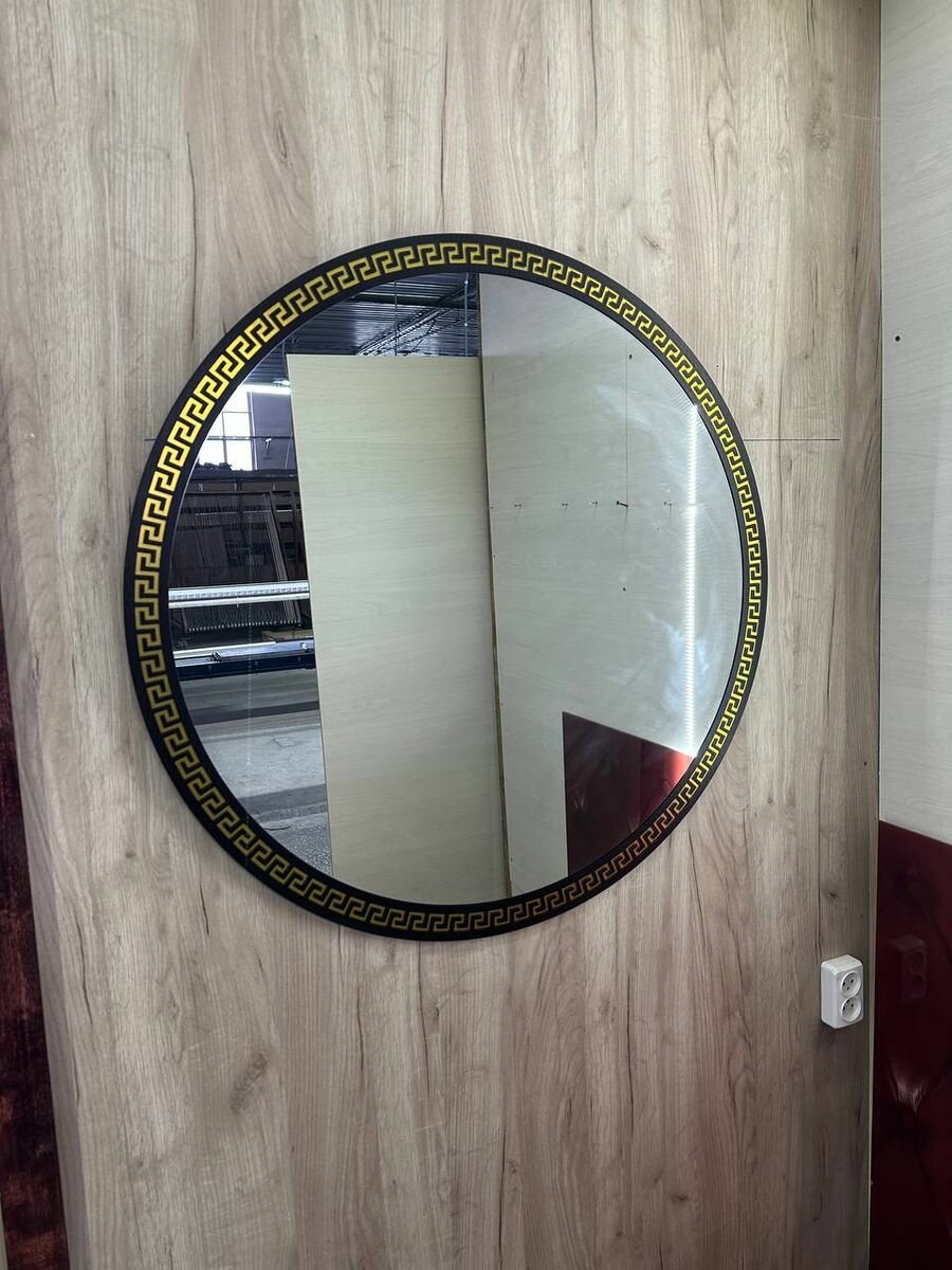 фото Зеркало настенное круглое в окантовке 50х50см