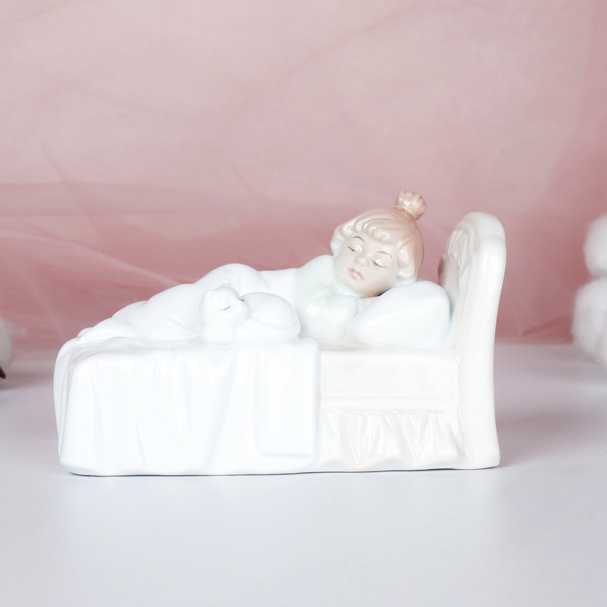 фото Фигурка "Девочка спящая с кошкой"