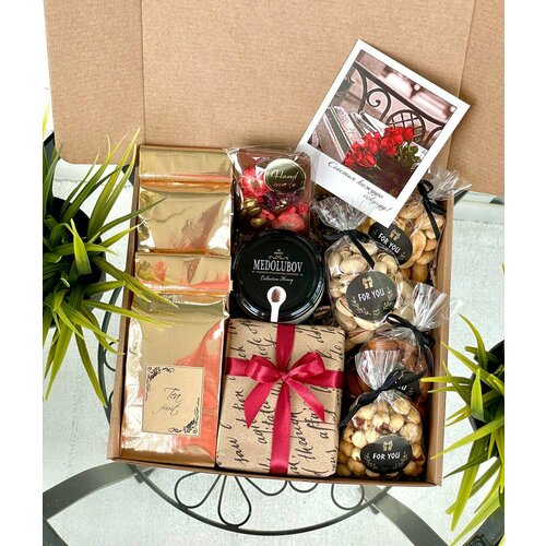 Подарочный набор с Бельгийским шоколадом ручной работы, орешками, медом-суфле и ароматным чаем с фруктами/ Подарочный набор La Moon девушке/ Подарок на День Рождения