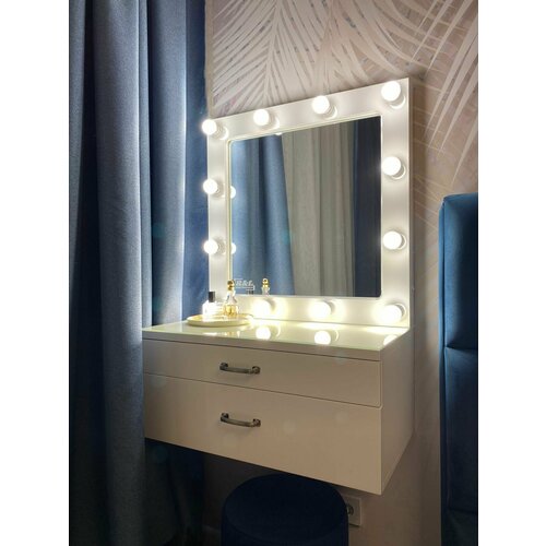 Туалетный столик с зеркалом