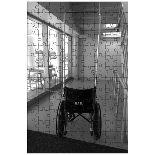 фото Магнитный пазл 27x18см."инвалидное кресло, больница, черное и белое" на холодильник lotsprints