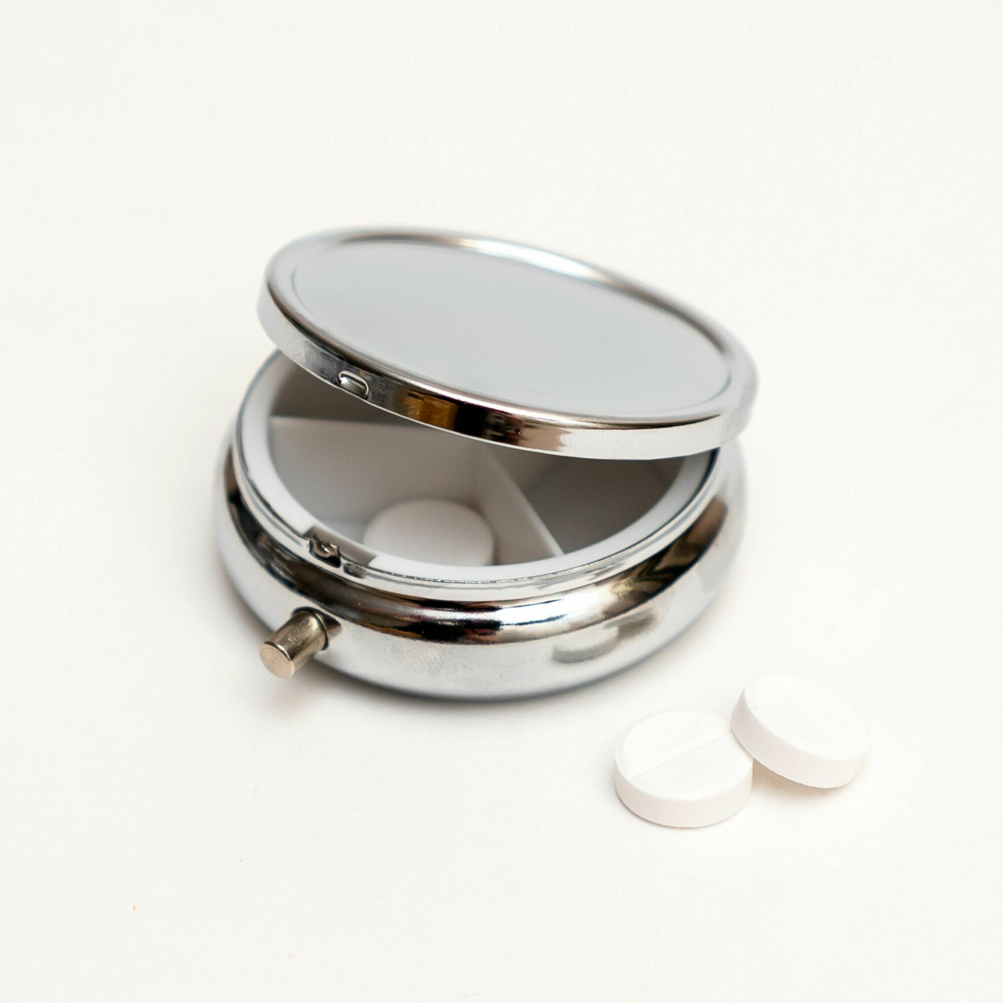 Изображение Таблетница круглая металлическая с зеркалом