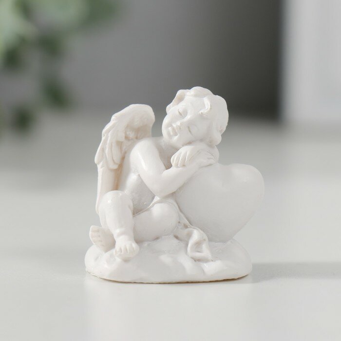 Сувенирная фигурка КНР "Белоснежный ангел сидит в обнимку с сердцем", полистоун, 3,5х2,7х3,2 см