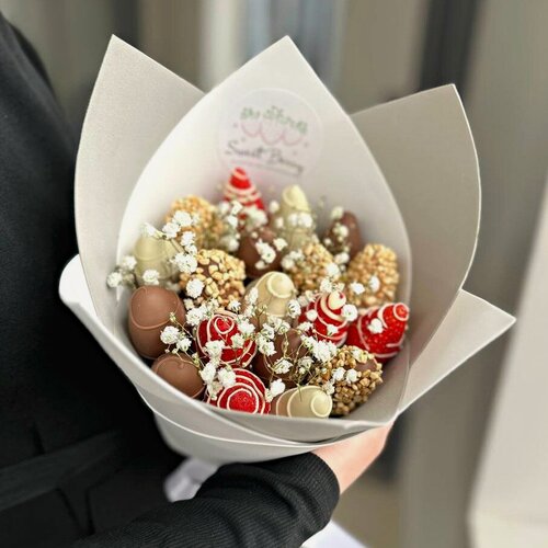 Изображение товара Букет Sweet Berry "Сердцеедка", гипсофила с клубникой в шоколаде, 17 штук, высота 25см