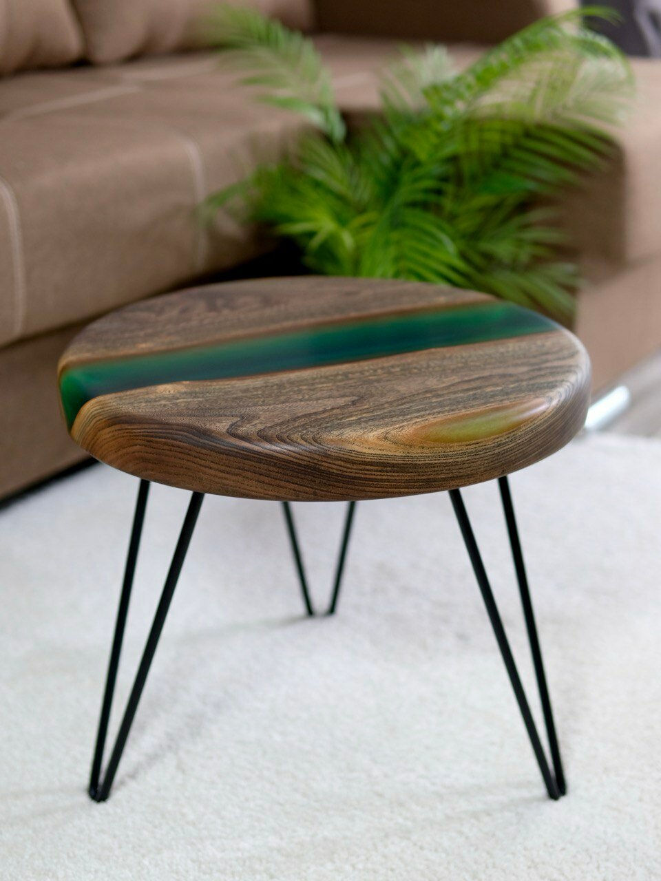 фото Стол журнальный из слэба и эпоксидной смолы