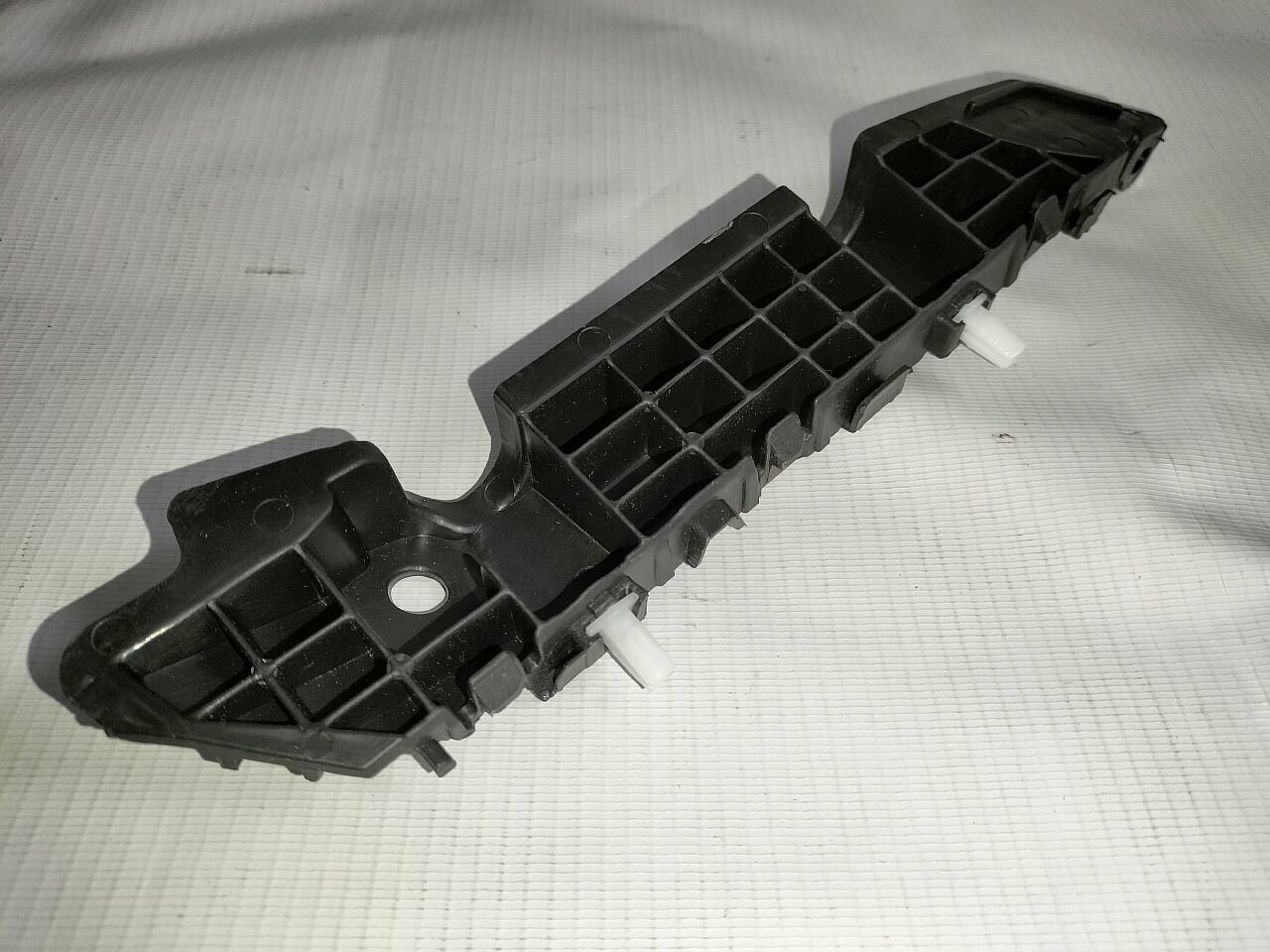 фото OEM 86514H0000 - Кронштейн переднего бампера правый KIA RIO поколение 2017-2020 - Кронштейн переднего бампера прав Kia Rio 4 17-