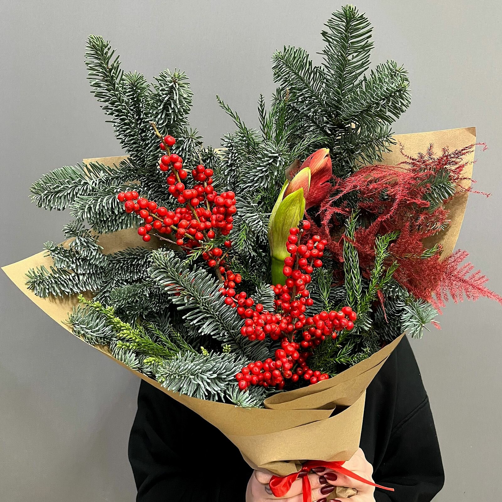 Интерьерный букет с хвоей илексом и амариллисом