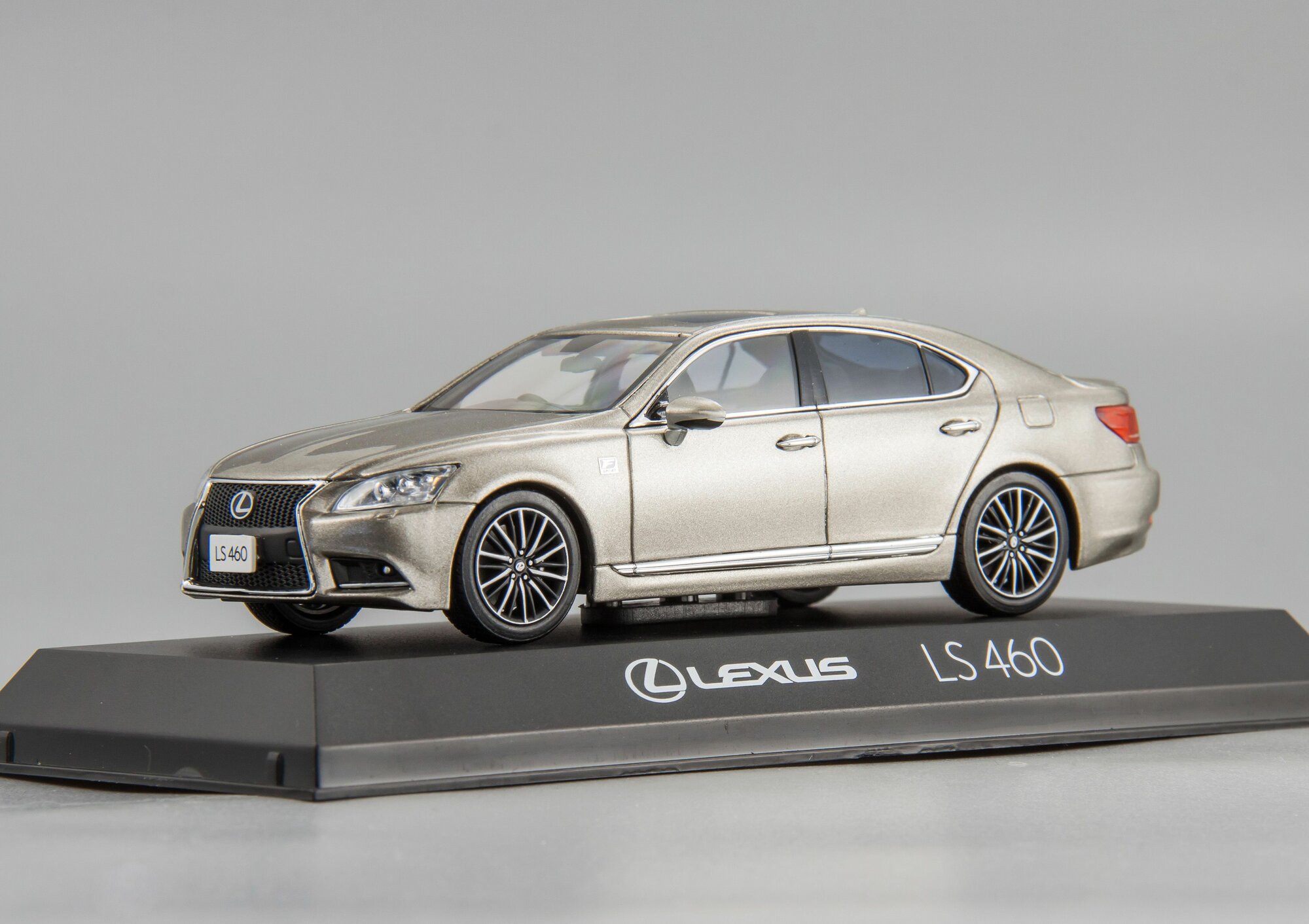 1:43 Lexus LS460 F Sport, Коллекционная масштабная модель от Kyosho — фото 1