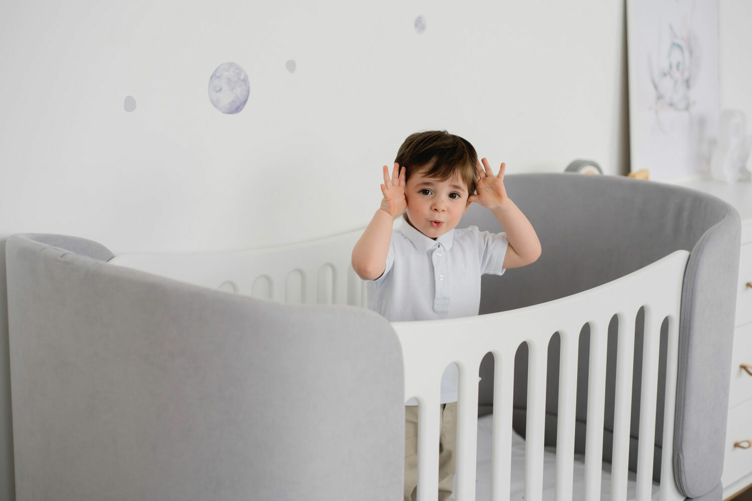 Винты и крепежи для сборки детской кроватки Hoff крупным планом